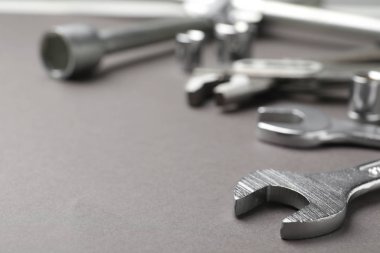 Gri arka planda oto tamircisinin araçları, yakın plan. Tex için boşluk