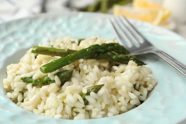 Pyszne Risotto Szparagami Talerzu Zbliżenie — Zdjęcie stockowe