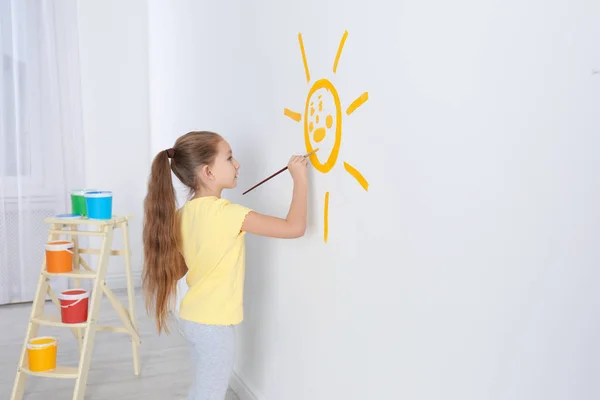Little Child Painting Sun White Wall Indoors — 스톡 사진