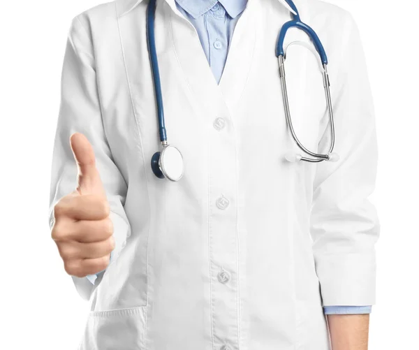 医生在白色背景上显示大拇指 医疗服务 — 图库照片