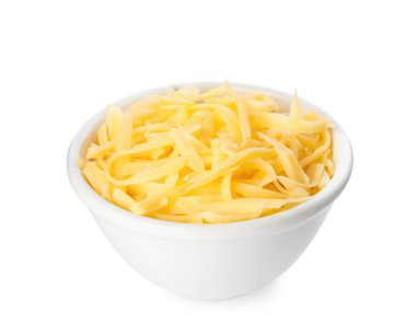 Beyaza izole edilmiş rendelenmiş peynirli kase