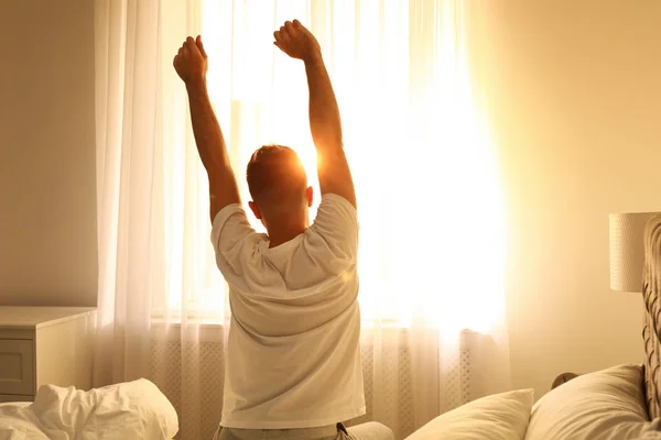 Junger Mann Der Sich Hause Auf Dem Bett Ausstreckt Blick — Stockfoto