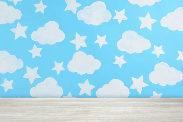 Cielo azul pintado en la pared. Idea para habitación de bebé interior — Foto de Stock