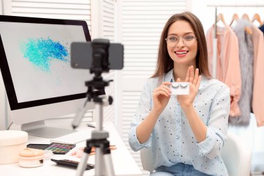 Güzellik blogcusu evde makyaj dersi veriyor.