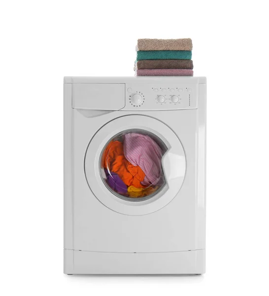 Mesin cuci modern dengan cucian dan tumpukan handuk di atas putih — Stok Foto