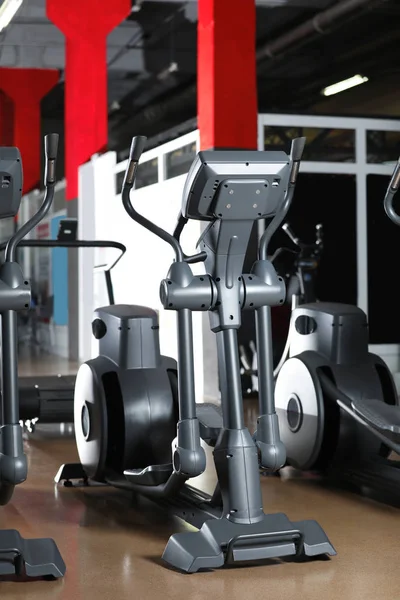 Spor Salonunda Eliptik Antrenör Modern Spor Aletleri — Stok fotoğraf