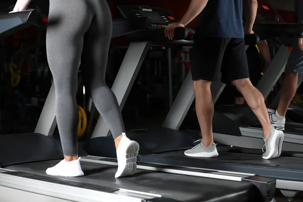 Pareja haciendo ejercicio en la cinta de correr en el gimnasio, primer plano —  Fotos de Stock