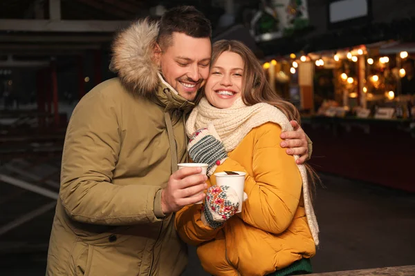 Boldog pár forralt borral a téli vásáron — Stock Fotó