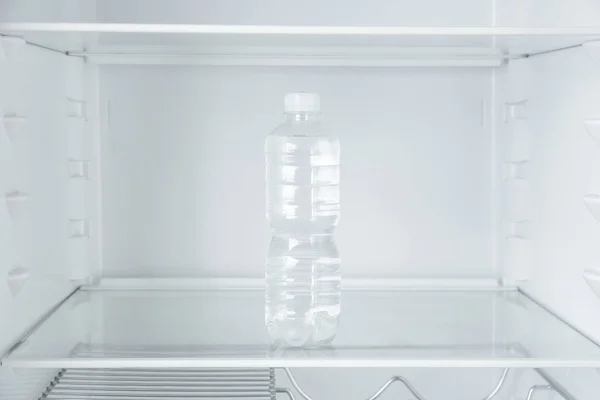 Garrafa Água Prateleira Vazia Refrigerador — Fotografia de Stock