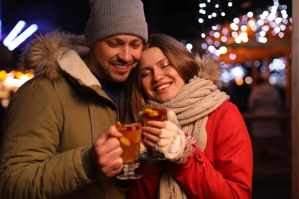 Happy couple with mulled wine at winter fair — Stock Photo, Image