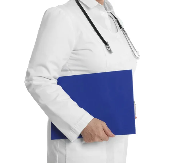 Orvos írótáblával fehér háttér, közelkép — Stock Fotó