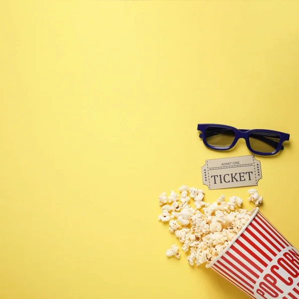 Composizione flat lay con deliziosi popcorn su sfondo giallo — Foto Stock