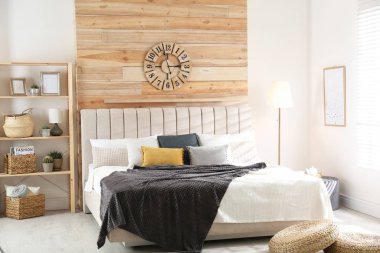 Büyük, rahat bir yatağı olan şık bir oda.