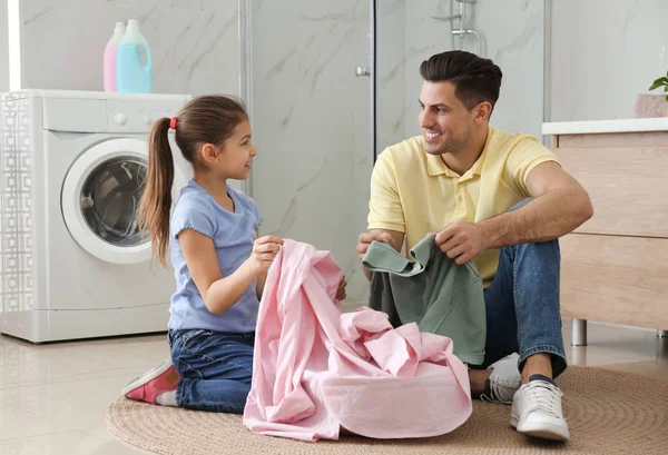 Ojciec i córeczka z czystym praniem w łazience — Zdjęcie stockowe