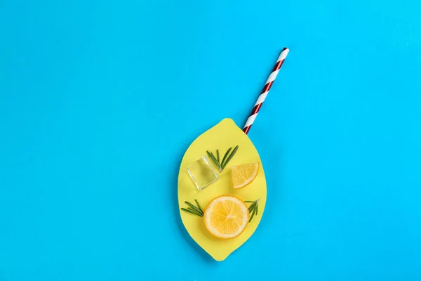 Layout de limonada criativa com fatias de limão no fundo azul, t — Fotografia de Stock
