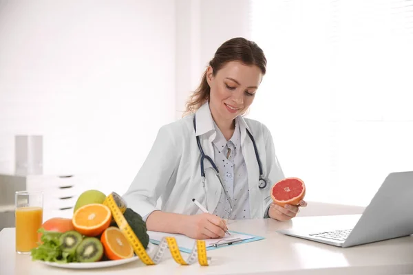 Female nutritionist working at desk in office — Stock Photo, Image