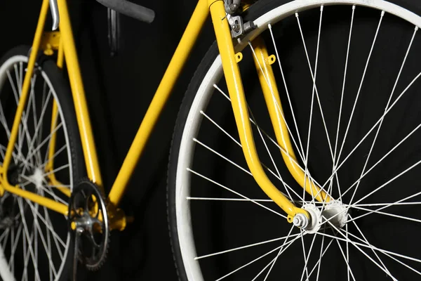 Bicicleta Amarilla Sobre Fondo Negro Vista Cerca — Foto de Stock