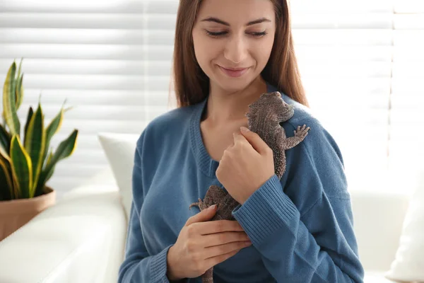 Young woman with bearded lizard at home. Exotic pet — Stock Photo, Image