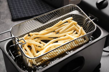 Sıcak yağda patates kızartması pişiriyorum.