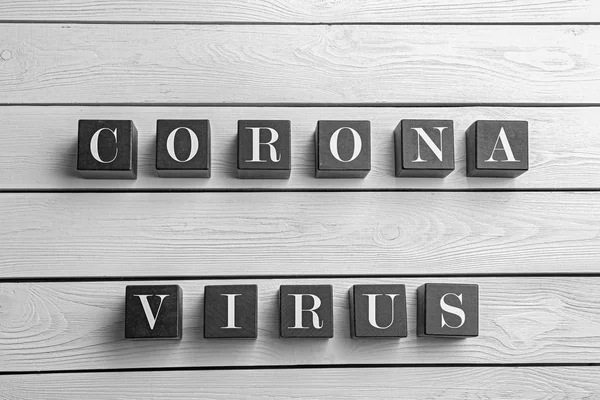 Ord Corona Virus Gjord Med Svarta Kuber Vit Trä Bakgrund — Stockfoto