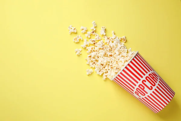 Delicious popcorn on yellow background, top view. Space for text — 스톡 사진