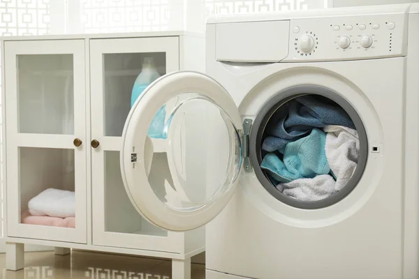 Banyosunda havlu olan modern çamaşır makinesi. — Stok fotoğraf