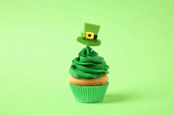 薄緑色の背景においしい装飾カップケーキ 聖パトリックの日のお祝い — ストック写真
