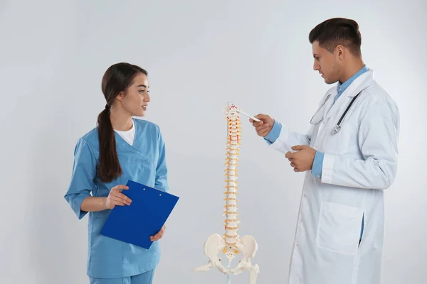 Ortopedista profesional con modelo de columna vertebral humana que enseña medicina — Foto de Stock