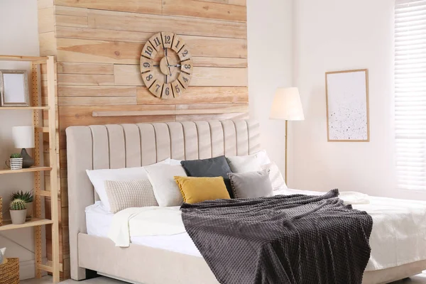 Quarto elegante interior com grande cama confortável — Fotografia de Stock