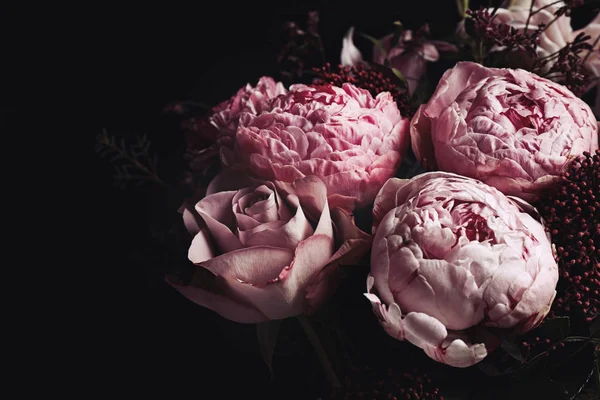 黒の背景に異なる花の美しい花束 クローズアップ ダークヴィンテージ効果のある花のカードデザイン — ストック写真