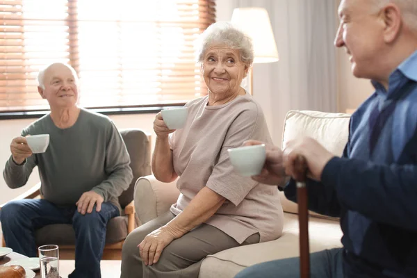Ouderen brengen tijd door in bejaardentehuizen. Oudere patiënt — Stockfoto