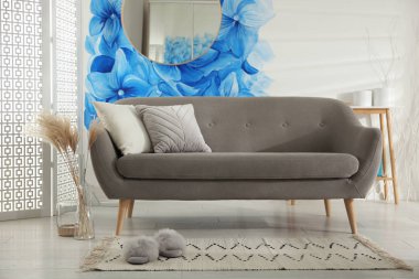 Duvarında mavi çiçekler olan şık bir oturma odası. İç dizaynda çiçek deseni