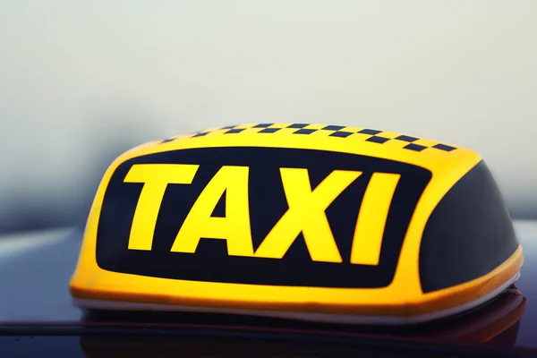 Taxi Auto Con Tetto Giallo Segno All Aperto Primo Piano — Foto Stock