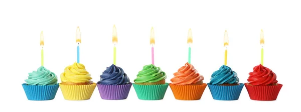Läckra födelsedagscupcakes med ljus isolerade på vitt — Stockfoto