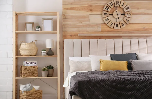 Cómoda cama con almohadas en el interior de la habitación moderna —  Fotos de Stock