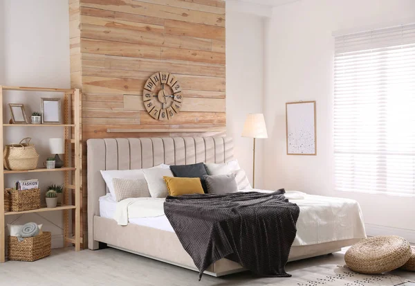 Stilvolles Interieur mit großem bequemen Bett — Stockfoto