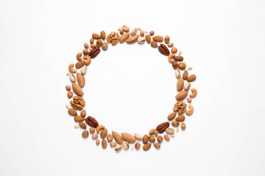 Beyaz arka planda farklı lezzetli fındıklar, düz yatış. Metin için boşluk