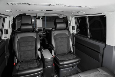 İçinde rahat koltukları olan yeni modern bir araba.