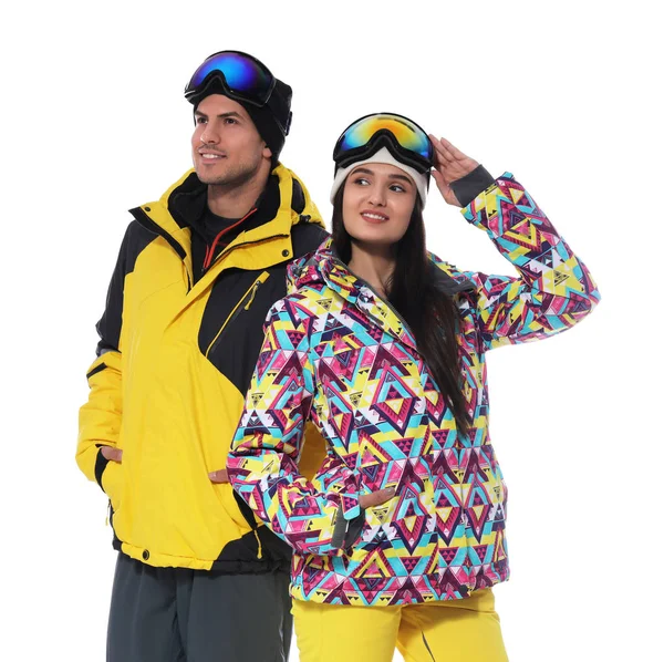 Casal vestindo roupas elegantes esporte de inverno no fundo branco — Fotografia de Stock