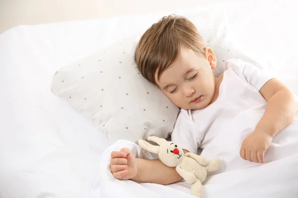 かわいい赤ちゃんは家でおもちゃで寝ています。就寝時間 — ストック写真