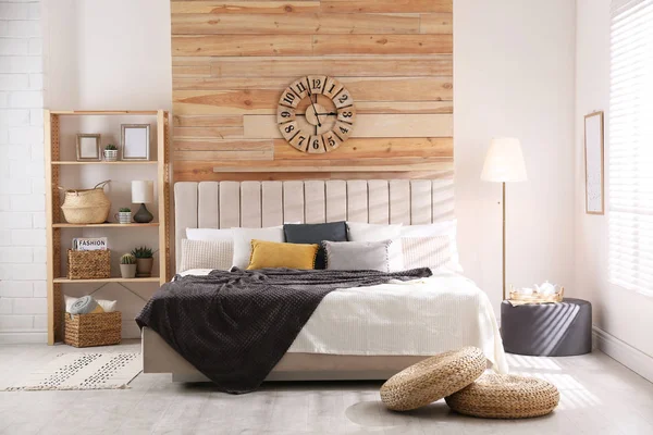 넓고 안락 한 침대가 있는 아름다운 실내 공간 — 스톡 사진