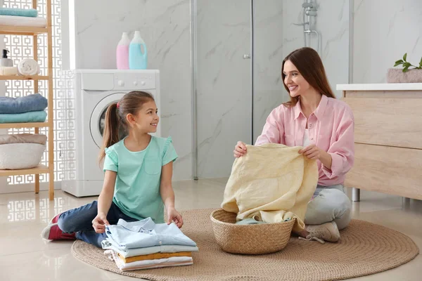 Madre e hija pequeña con ropa limpia en el baño —  Fotos de Stock