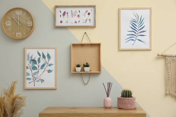 Стильный дизайн интерьера комнаты с цветочными картинами — стоковое фото