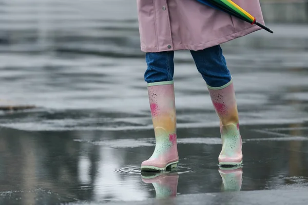 Mulher de botas de borracha andando ao ar livre no dia chuvoso, close-up. Sp — Fotografia de Stock