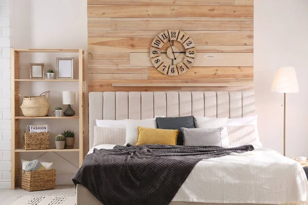 Stilvolles Interieur mit großem bequemen Bett — Stockfoto