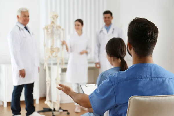Orvostanhallgatók, akik ortopédiai előadást tartanak a klinikán — Stock Fotó