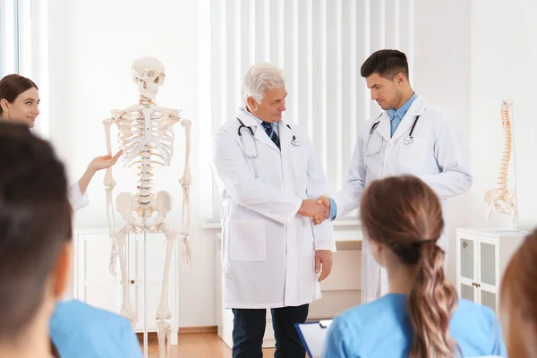 Medische studenten geven les in orthopedie in de kliniek — Stockfoto