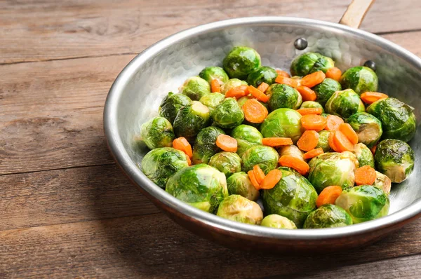 Germogli Bruxelles Arrosto Con Carota Padella Sul Tavolo Legno — Foto Stock