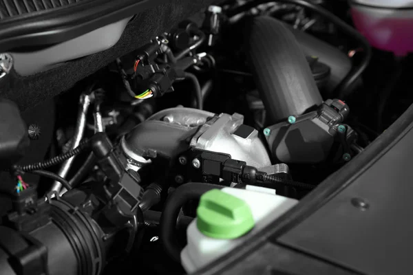 Close-up zicht van de motor baai in moderne auto — Stockfoto