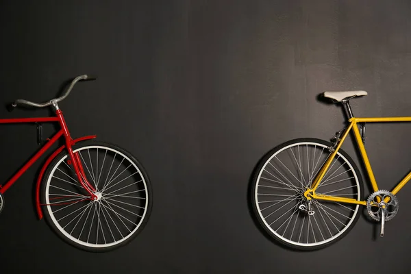 Bicicletas Coloridas Penduradas Parede Preta Dentro Casa — Fotografia de Stock